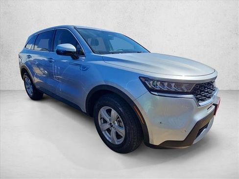 Used 2022 Kia Sorento LX image 3