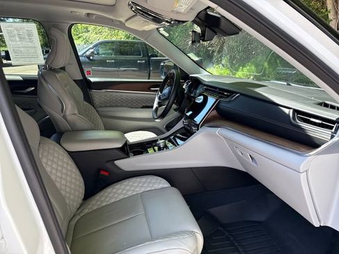 Used 2022 Jeep Grand Cherokee Summit AWD/4WD image 9