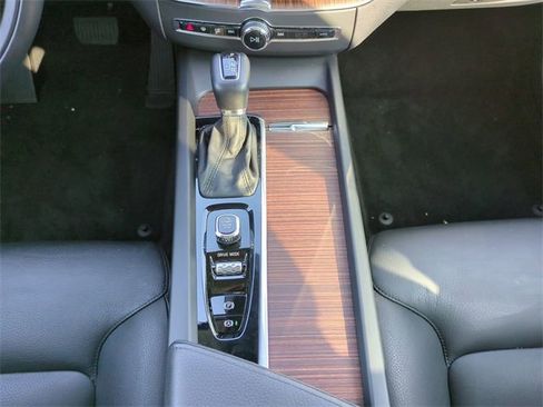 Used 2021 Volvo XC60 T5 Momentum w/ Premium Package image 18