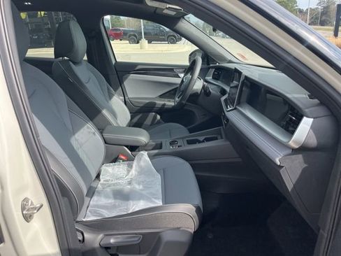 New 2026 Volkswagen Tiguan SE R-Line FWD image 28
