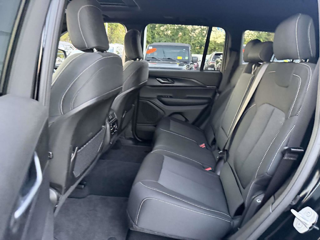 Used 2025 Jeep Grand Cherokee Laredo X AWD/4WD image 20