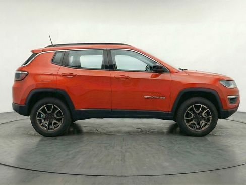 Used 2025 Jeep Compass Trailhawk image 9