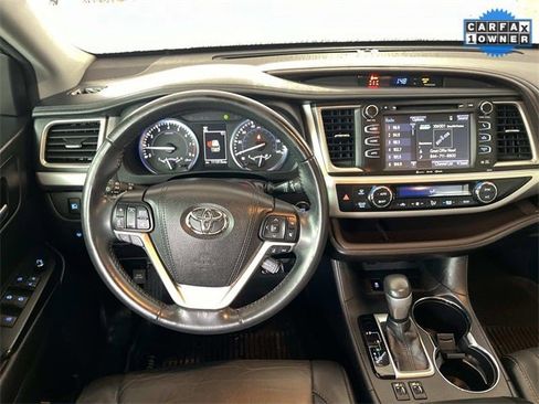 Used 2017 Toyota Highlander XLE image 12