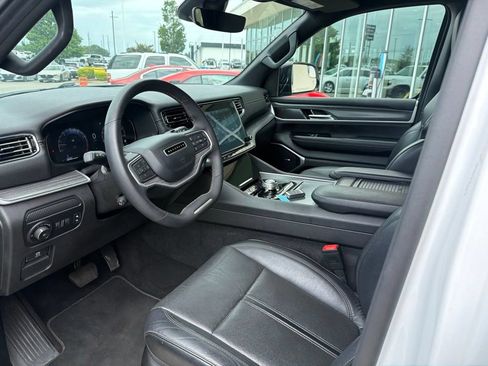 Used 2024 Jeep Wagoneer L Series II RWD image 18