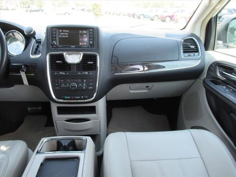 Used 2014 Chrysler Town & Country Touring image 15