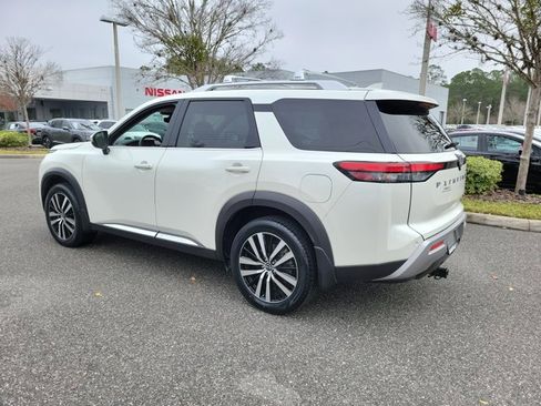 Used 2023 Nissan Pathfinder Platinum image 3