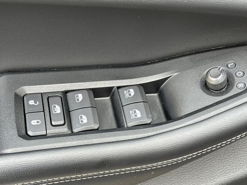 Used 2023 Jeep Grand Cherokee Laredo image 12