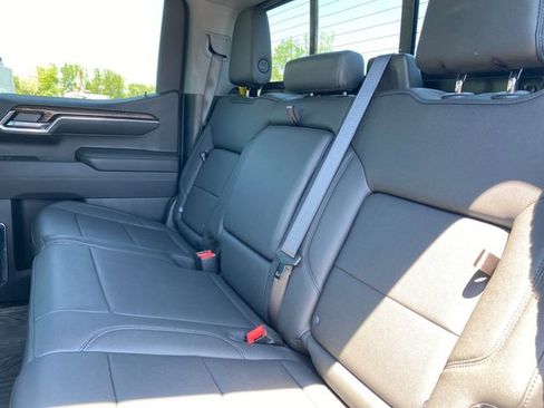 Used 2024 Chevrolet Silverado 1500 LT Trail Boss w/ LT Trail Boss Premium Package AWD/4WD image 17