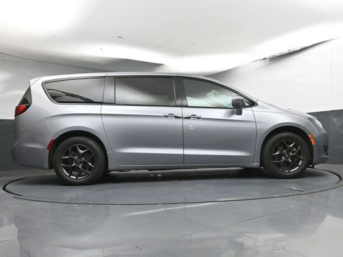 Used 2020 Chrysler Pacifica Touring w/ S Appearance Package FWD image 25