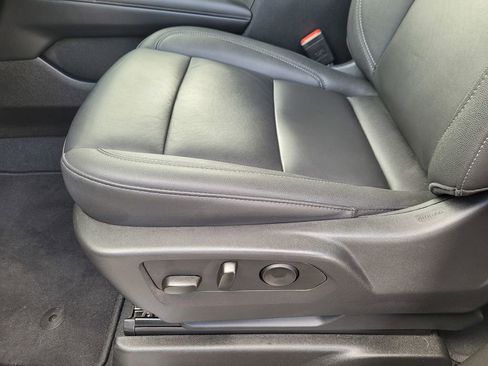 Used 2025 Chevrolet Suburban Z71 AWD/4WD image 18