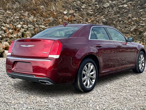 Used 2018 Chrysler 300 Touring L image 2
