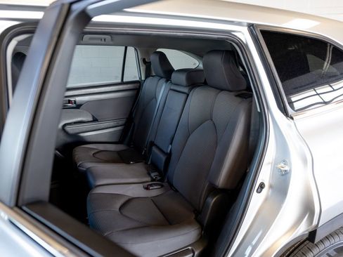 Used 2024 Toyota Highlander LE AWD/4WD image 11