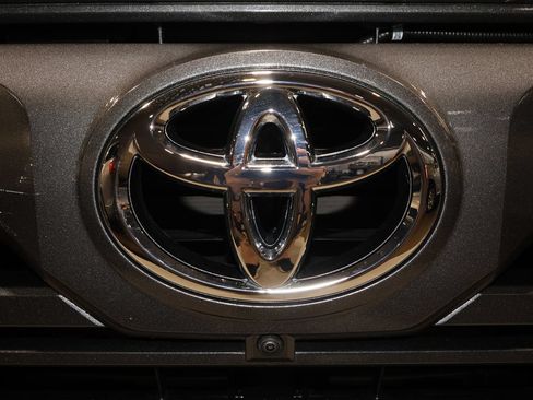 Used 2025 Toyota Tundra Limited AWD/4WD image 36