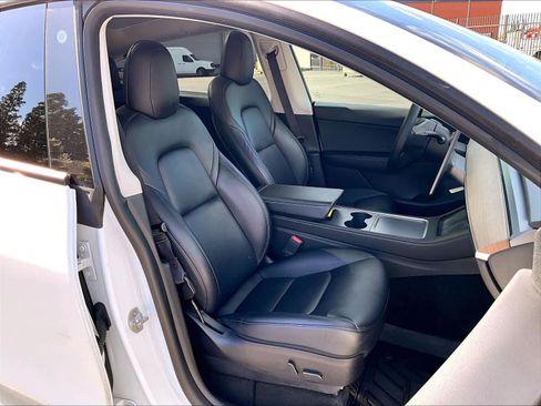 Used 2022 Tesla Model Y Long Range image 10