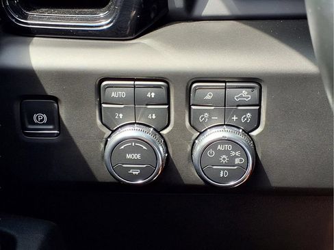 Used 2025 GMC Sierra 1500 AT4 w/ AT4 Premium Package AWD/4WD image 16