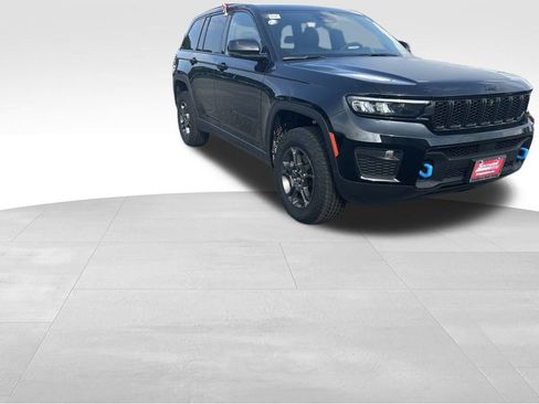 Used 2024 Jeep Grand Cherokee Trailhawk w/ Luxury Tech Group III AWD/4WD image 9