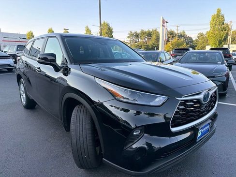Used 2023 Toyota Highlander LE FWD image 3