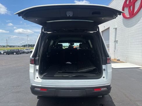 Used 2022 Jeep Wagoneer Series III AWD/4WD image 30