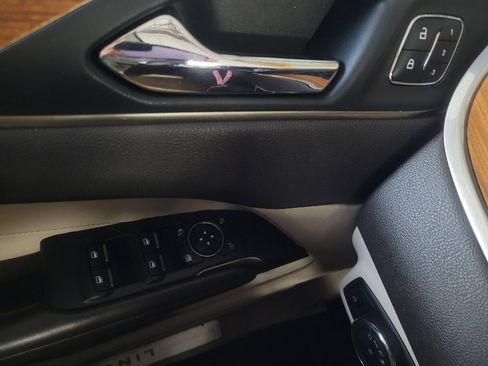 Used 2018 Lincoln MKC Select w/ Select Plus Package image 27