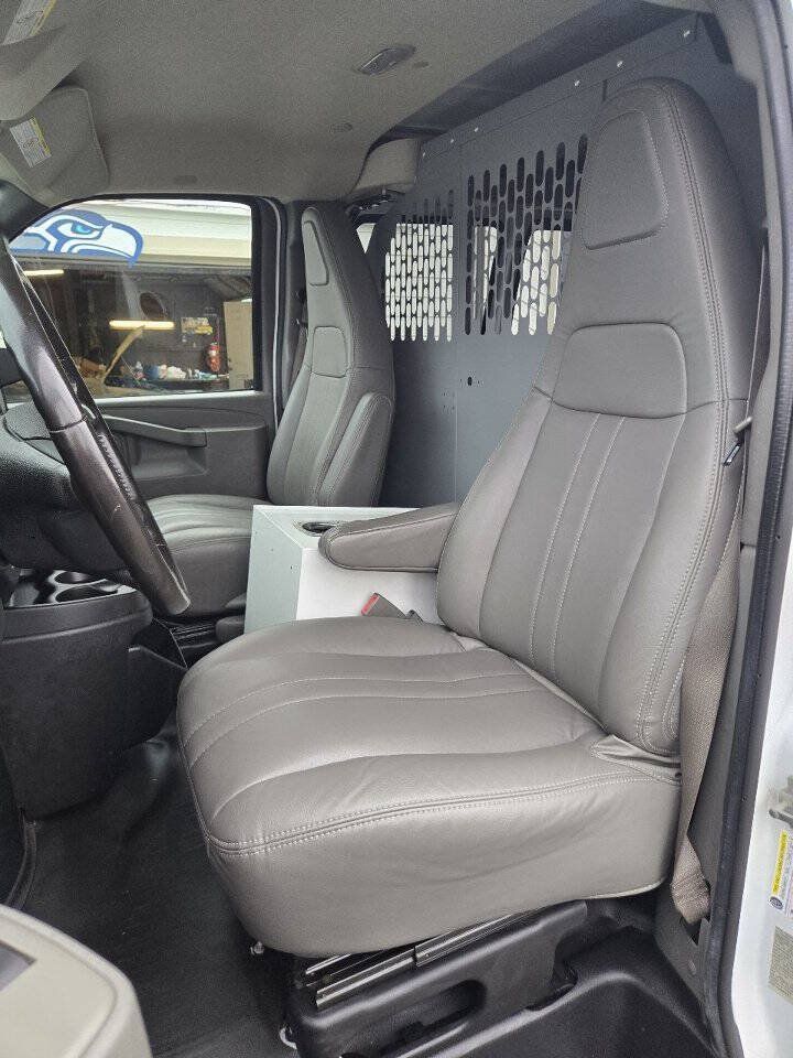 Used 2017 Chevrolet Express 2500 RWD image 8