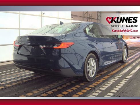 Used 2025 Toyota Camry SE image 5