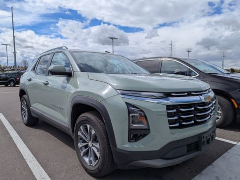 Used 2025 Chevrolet Equinox LT w/ Convenience Package II image 3