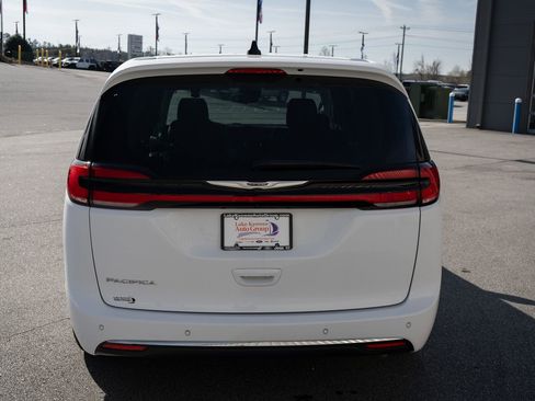 Used 2024 Chrysler Pacifica Touring-L image 8