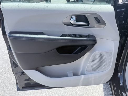 Used 2023 Chrysler Pacifica Touring-L image 30