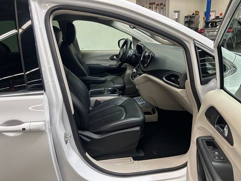 Used 2024 Chrysler Pacifica Touring-L FWD image 11