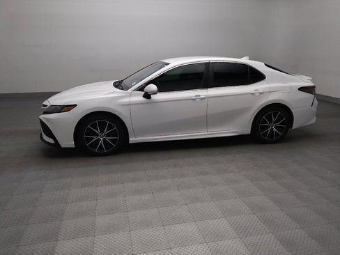 Used 2022 Toyota Camry SE FWD image 2