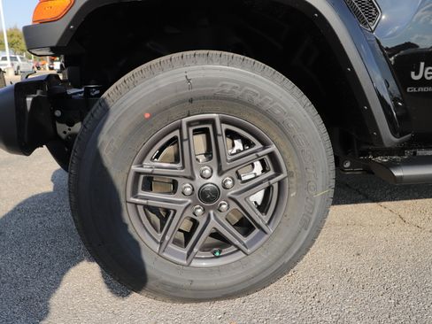 New 2025 Jeep Gladiator Sport image 10