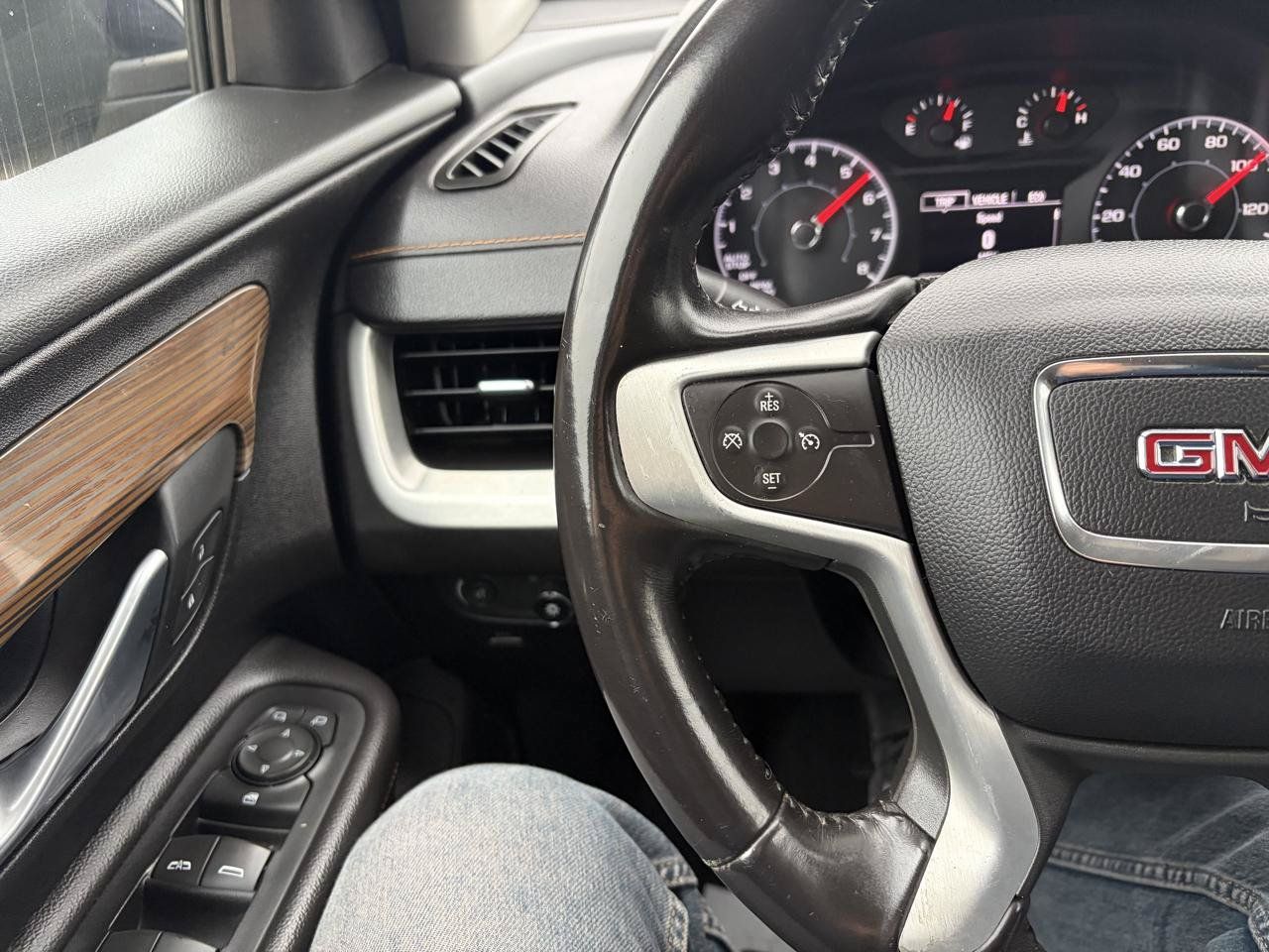 Used 2018 GMC Terrain SLE w/ Driver Convenience Package FWD image 12