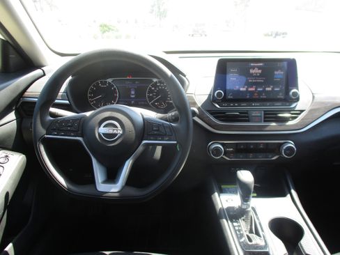 Used 2025 Nissan Altima 2.5 SV FWD image 9
