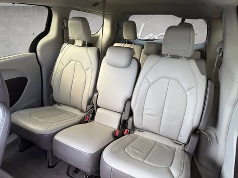 Used 2017 Chrysler Pacifica Touring-L image 14