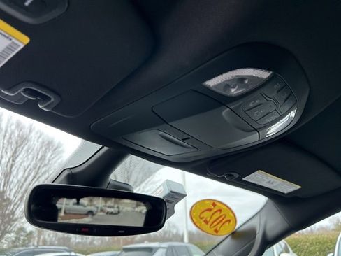 Used 2025 Chrysler Pacifica Select image 28