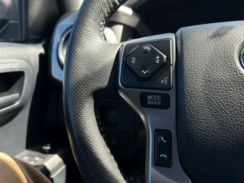 Used 2018 Toyota Tacoma SR5 AWD/4WD image 14