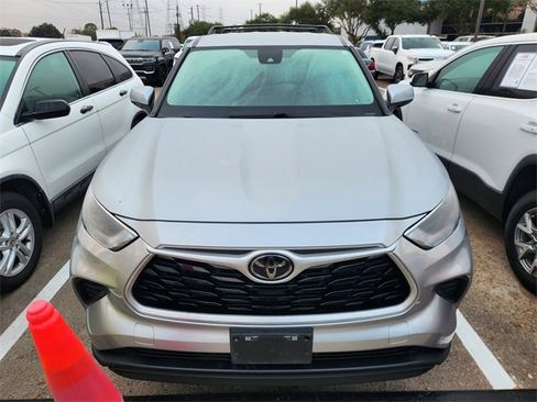 Used 2021 Toyota Highlander L image 2