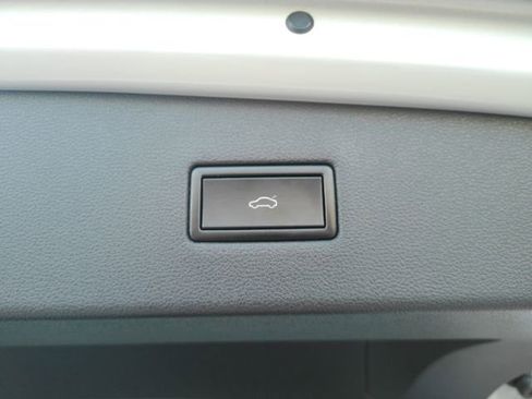 Used 2018 Volkswagen Tiguan SEL image 25