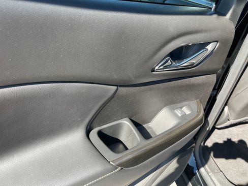 Used 2023 GMC Acadia SLT image 21