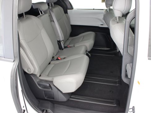 Used 2025 Toyota Sienna XLE FWD image 36