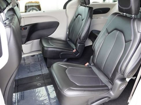 Used 2023 Chrysler Pacifica Touring-L FWD image 17