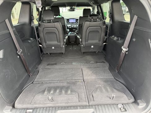 Used 2025 Chrysler Pacifica Select FWD image 18