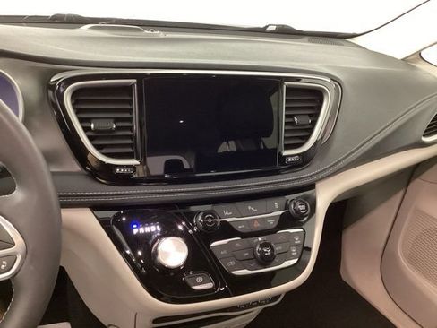 Used 2024 Chrysler Pacifica Limited FWD image 15