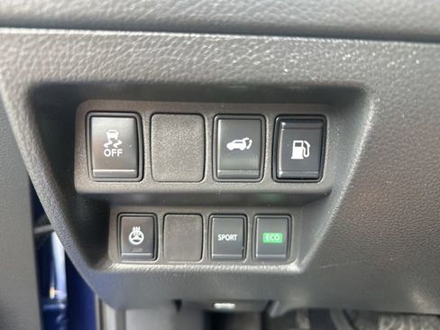 Used 2018 Nissan Rogue SV w/ Premium Package FWD image 16