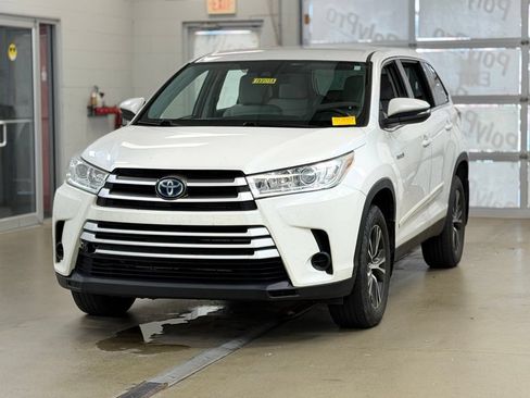 Used 2019 Toyota Highlander LE w/ Protection Package #3 AWD/4WD image 3