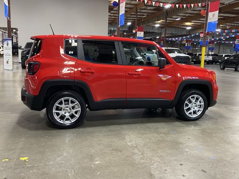 Used 2023 Jeep Renegade Latitude AWD/4WD image 6