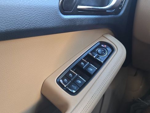 Used 2018 Porsche Macan AWD/4WD image 25