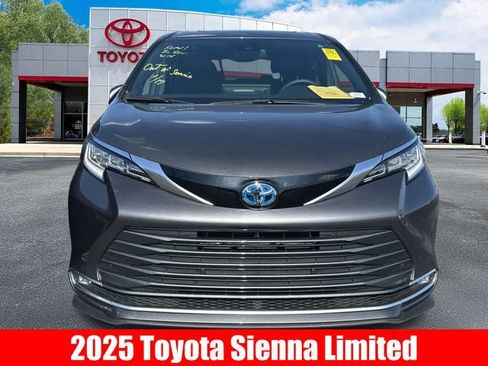Used 2025 Toyota Sienna Limited image 2
