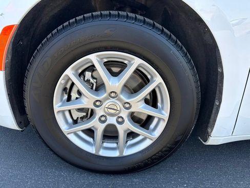 Used 2024 Chrysler Pacifica Touring-L FWD image 11