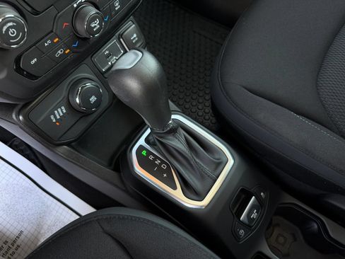 Used 2023 Jeep Renegade Altitude w/ Sun/Sound Group AWD/4WD image 17
